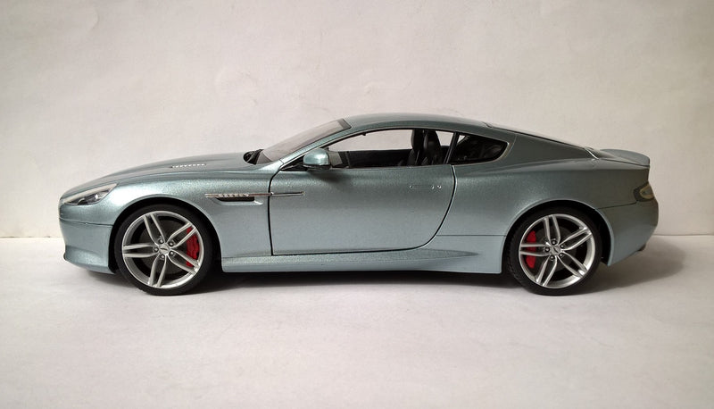 Welly Aston Martin DB9 Coupe Silver 2010 Premium Collection 1/18